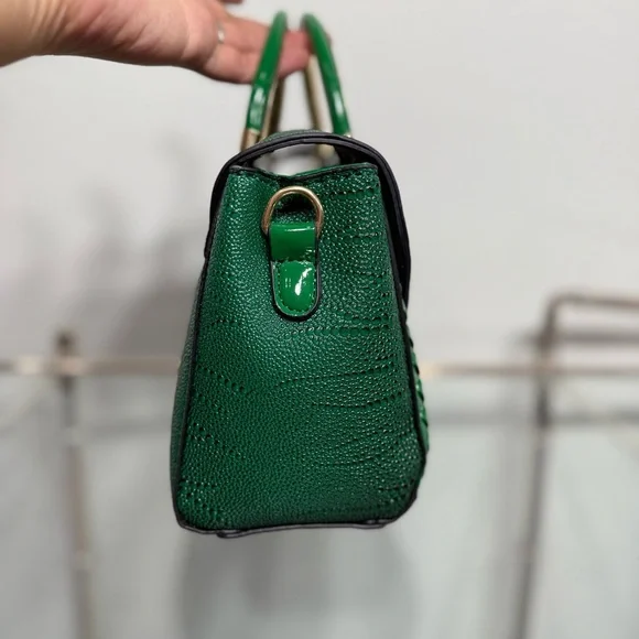 Elegant Green Handbag NWOT - Picture 3 of 8